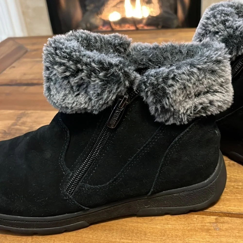 𝅺khombu black suede snow boots with faux fur trim, size 9, good condition
